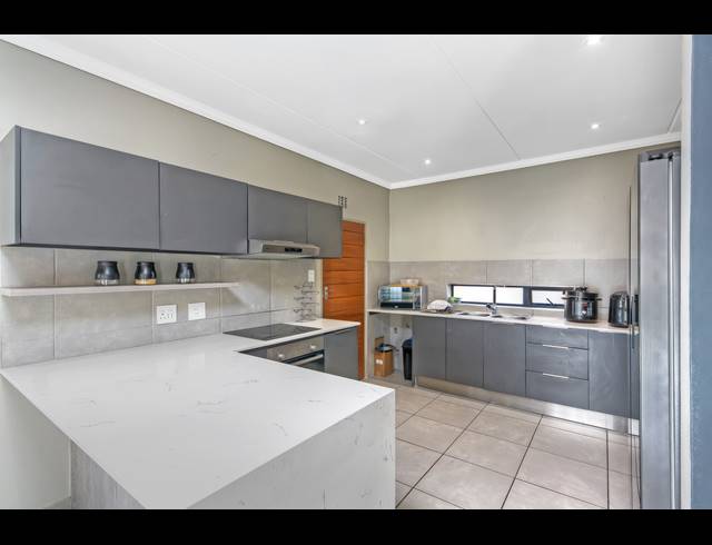 3 BEDROOM HOUSE FOR SALE IN COSMO CITY